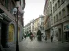 Chambéry - Rue piétonne avec lampadaire, arbustes en pots, boutiques et maisons de la vieille ville
