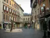 Chambéry - Place avec fontaine, lampadaires, magasins et maisons