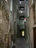 Chambéry - Beco (traboule) com casas antigas e pequena passagem coberta