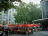 Chambéry - Mercado animado, salões, árvores e construção
