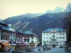 Chamonix - Зимний и летний спортивный курорт (столица альпинизма): городская площадь с домами, магазинами, статуей Соссюра и Балмата, казино и видом на массив Монблан