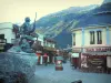 Chamonix - Зимний и летний спортивный курорт (столица альпинизма): статуя, изображающая доктора Мишеля Паккарда, дома, пивоварня, магазины и массив Монблана