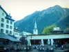 Chamonix - Зимний и летний спортивный курорт (столица альпинизма): терраса пивоварни, дома старого города, колокольня церкви и массив Монблана