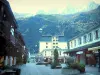 Chamonix - Зимний и летний спортивный курорт (столица альпинизма): торговая улица с кустами с домами, магазинами и видом на массив Монблан