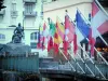 Chamonix-Mont-Blanc - Station de sports d'hiver et d'été (capitale de l'alpinisme) : alignement de drapeaux et statue représentant le docteur Michel Paccard