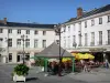 Champanhe Chalons - Praça Maréchal Foch: casas, restaurante terraço, postes