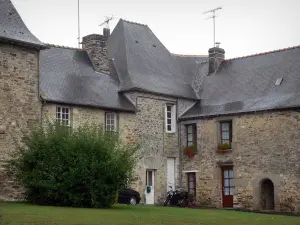 Champeaux - Stenen huizen van het dorp