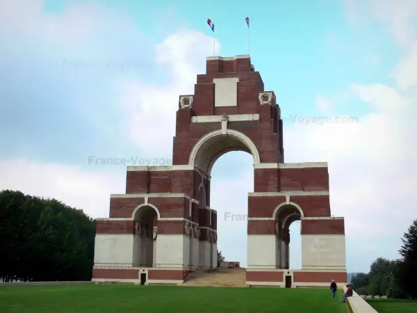 Champs de bataille de la Somme - Circuit du Souvenir : mémorial de Thiepval (monument franco-britannique)