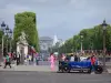 Champs-Élysées - Vue sur les Champs-Élysées et l'Arc de Triomphe depuis la place de la Concorde