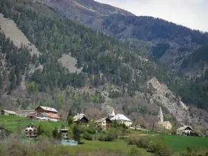 Champsaur-Tal - Kirche und Chalets eines Dorfes, Wiesen, Bäume und Berg