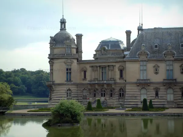 Chantilly - Pond, el Castillo de Chantilly, parterres y árboles de la selva en el fondo