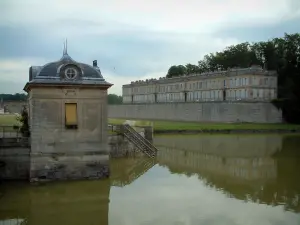 Chantilly - Basándose en el borde del estanque, los árboles y el castillo de Enghien