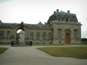 Chantilly - Pasarelas, césped estatua y los establos