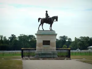 Chantilly - Estatua ecuestre, el hipódromo (circuito) y los árboles