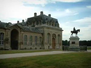 Chantilly - Césped, camino de entrada, la estatua y los establos