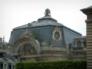 Chantilly - Establos de construcción coronada por una estatua ecuestre