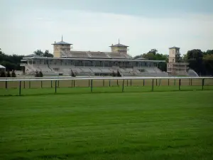 Chantilly - Pferderennbahn (Rennbahn) und Tribünen