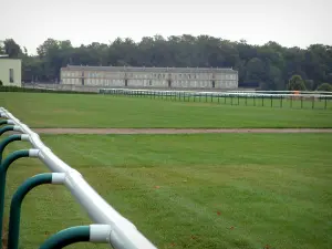 Chantilly - Barriere, Pferderennbahn (Rennbahn), Schloß von Enghien und Bäume