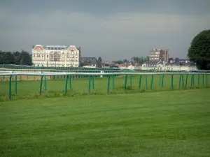 Chantilly - Pferderennbahn (Rennbahn) und Gebäude im Hintergrund