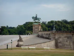 Chantilly - Rasen, Bänke, Statuen, Strasse und Bäume