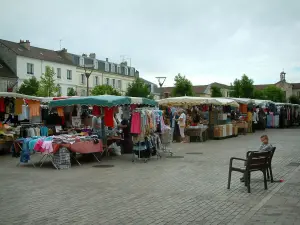 Chantilly - Place avec un marché et maisons de la ville