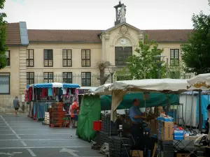 Chantilly - Platz mit einem Markt, Gebäude im Hintergrund