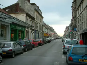 Chantilly - Geschäftsstrasse der Stadt mit Häusern und Boutiquen