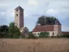 Chapaize - Toren (toren) van de Romaanse kerk van Saint-Martin, huis, bomen en veld