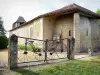 Chapelle Notre-Dame-des-Cyclistes - Sanctuaire du cyclisme et son portail en fer forgé représentant deux vélos anciens