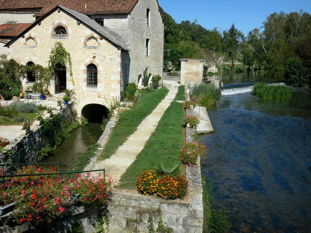 Guide de la Charente - Verteuil-sur-Charente - Moulin à eau et son jardin orné de fleurs, fleuve Charente (vallée de la Charente), arbres au bord de l'eau