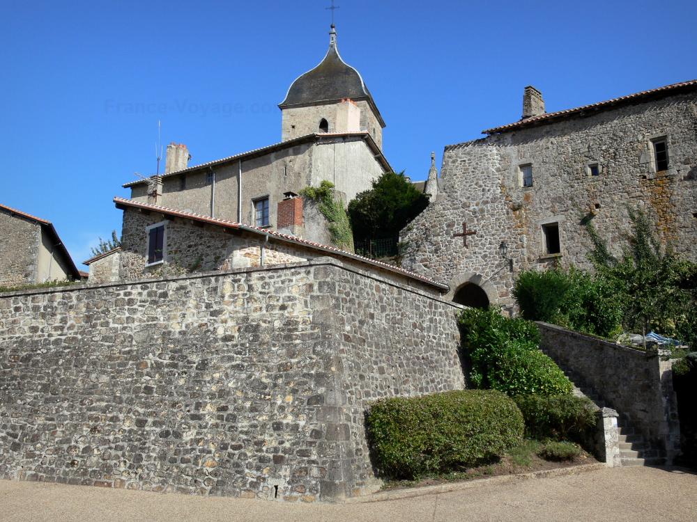 Guide de la Charente - Brigueuil - Clocher de l'église Saint-Martial et maisons du village