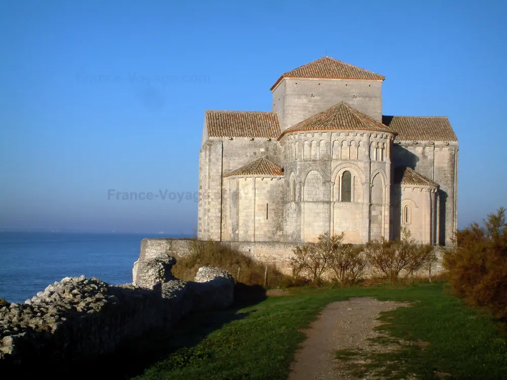 Guia de Charente-Maritime - Talmont-sur-Gironde - Igreja de Sainte-Radegonde, estilo românico, com vista para o estuário do Gironde