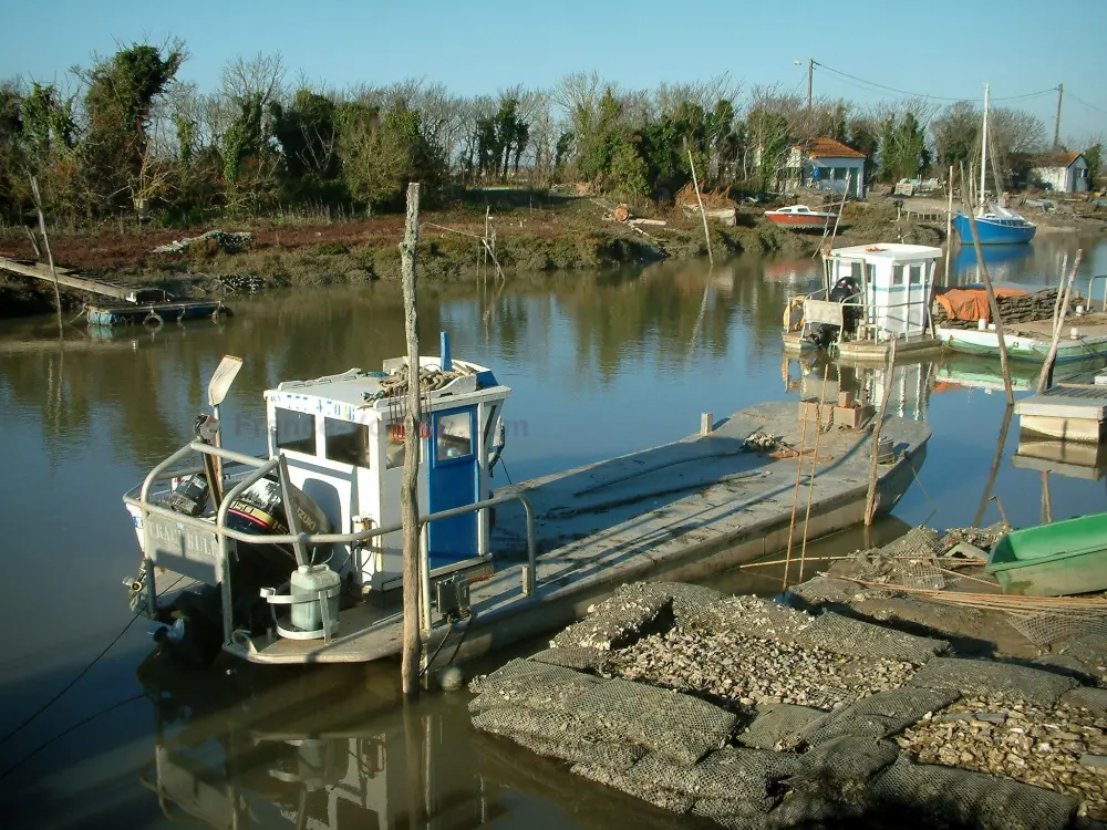 Guia de Charente-Maritime - Marennes-Oléron Basin - Porto de Caiena, em Marennes: canal, barcos e cabines do porto de ostras