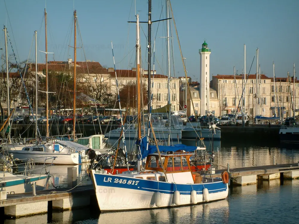 Guia de Charente-Maritime - La Rochelle - Porto Velho com seus barcos e veleiros, cais, farol e casas ao fundo