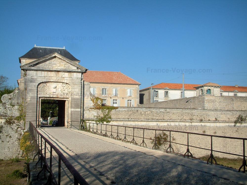 Guide de la Charente-Maritime - Île de Ré - Saint-Martin-de-Ré : allée menant à la porte Toiras
