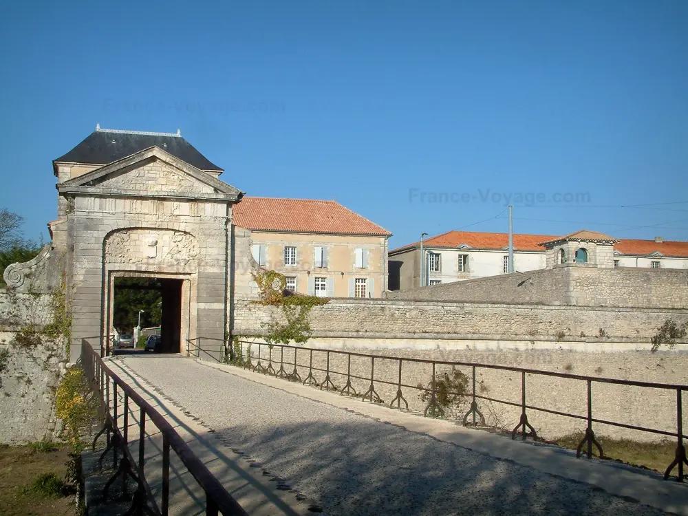 Guia de Charente-Maritime - Ilha de Re - Saint-Martin-de-Ré: entrada para o portão Toiras
