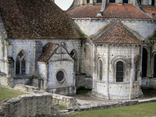 La Charité-sur-Loire - Apse of the Notre-Dame priory church: Romanesque apse chapel and Gothic axial chapel