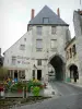 La Charité-sur-Loire - Poortgebouw van de priorij en terras van het restaurant bloei