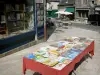 La Charité-sur-Loire - Schaufenster eines Buchladens und sein Stand mit Büchern