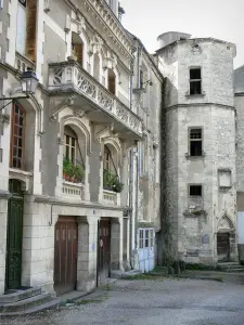 La Charité-sur-Loire - Tower of the prior's lodge and facades of the courtyard of the Castle