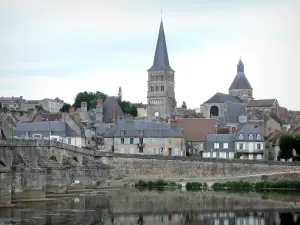 La Charité-sur-Loire - Brug over de rivier de Loire, Heilig Kruis steeple, achthoekige toren van de priorij kerk van Notre Dame en de gevels van de historische