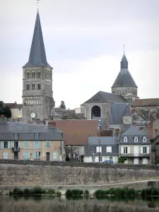 La Charité-sur-Loire - Loire, Heilig Kruis steeple, achthoekige toren van de priorij kerk van Notre Dame en de gevels van de historische