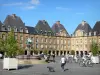 Charleville-Mézières - Bauten, Arkaden und Brunnen des Platzes Ducale