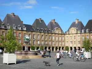 Charleville-Mézières - Glorietas, arcadas y fuente en la Place Ducale