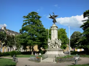 Charleville-Mézières - Monumento en la plaza del lugar Winston Churchill