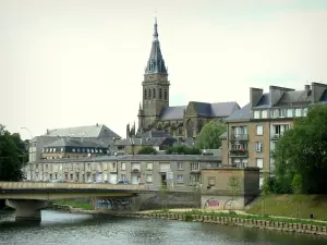 Charleville-Mézières - Ponte sulla Mosa, Notre-Dame d'Espérance de Mézières e facciate