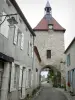 Charroux - Beffroi (tour de l'horloge) et façades de maisons de la rue de l'Horloge