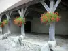 Charroux - Sala pilastri di legno ornata di gerani (fiori)