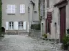 Charroux - Facciate delle case del villaggio