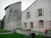 Charroux - Torre di Guardia e la facciata della casa